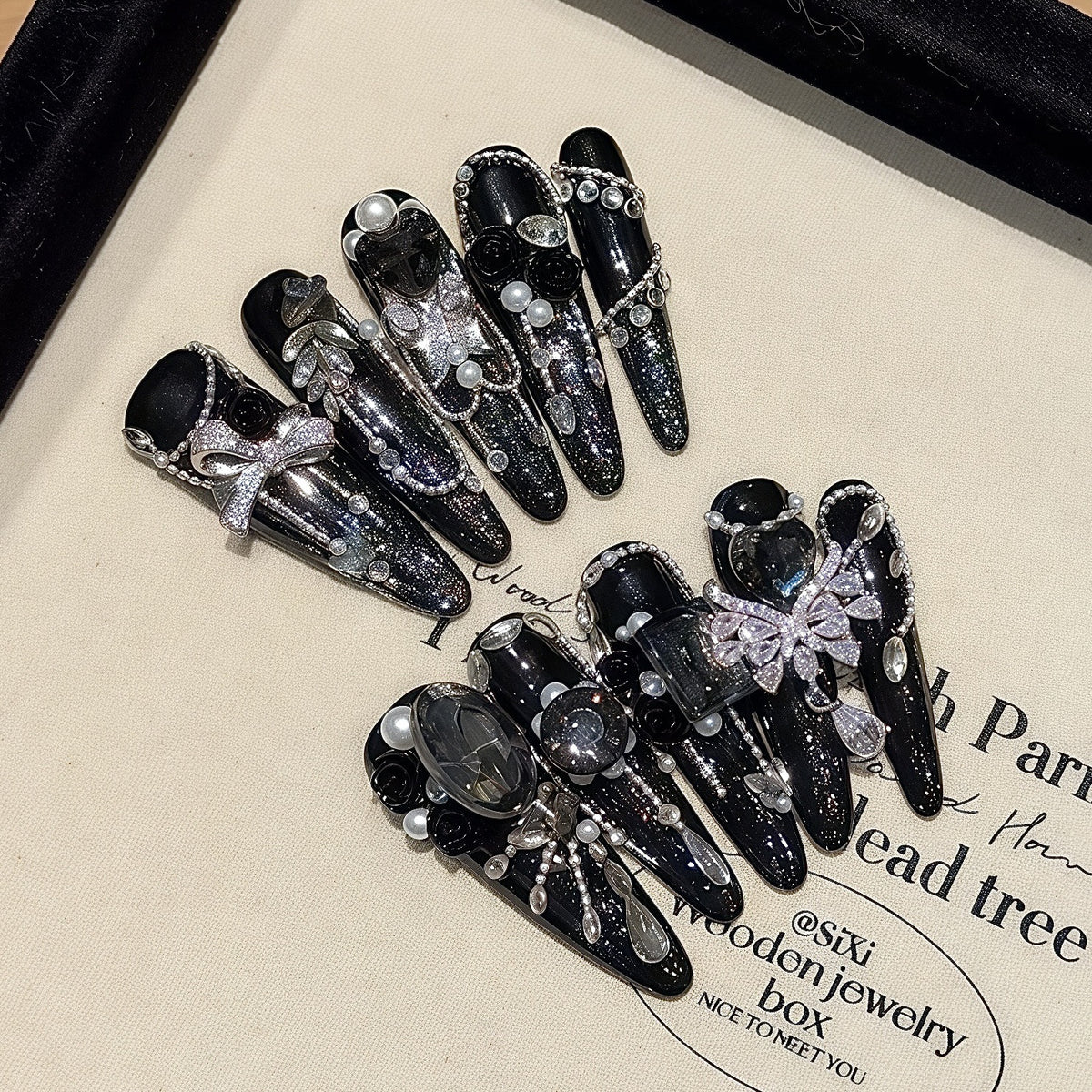 Dekoratives Stiletto Press-On Nail Art Set mit Strasssteinen und glamourösen Akzenten
