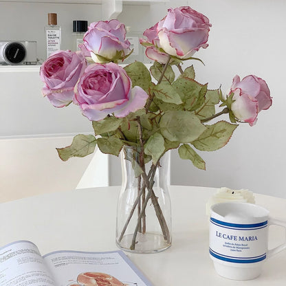 Lebensechtes dekoratives Rosenarrangement