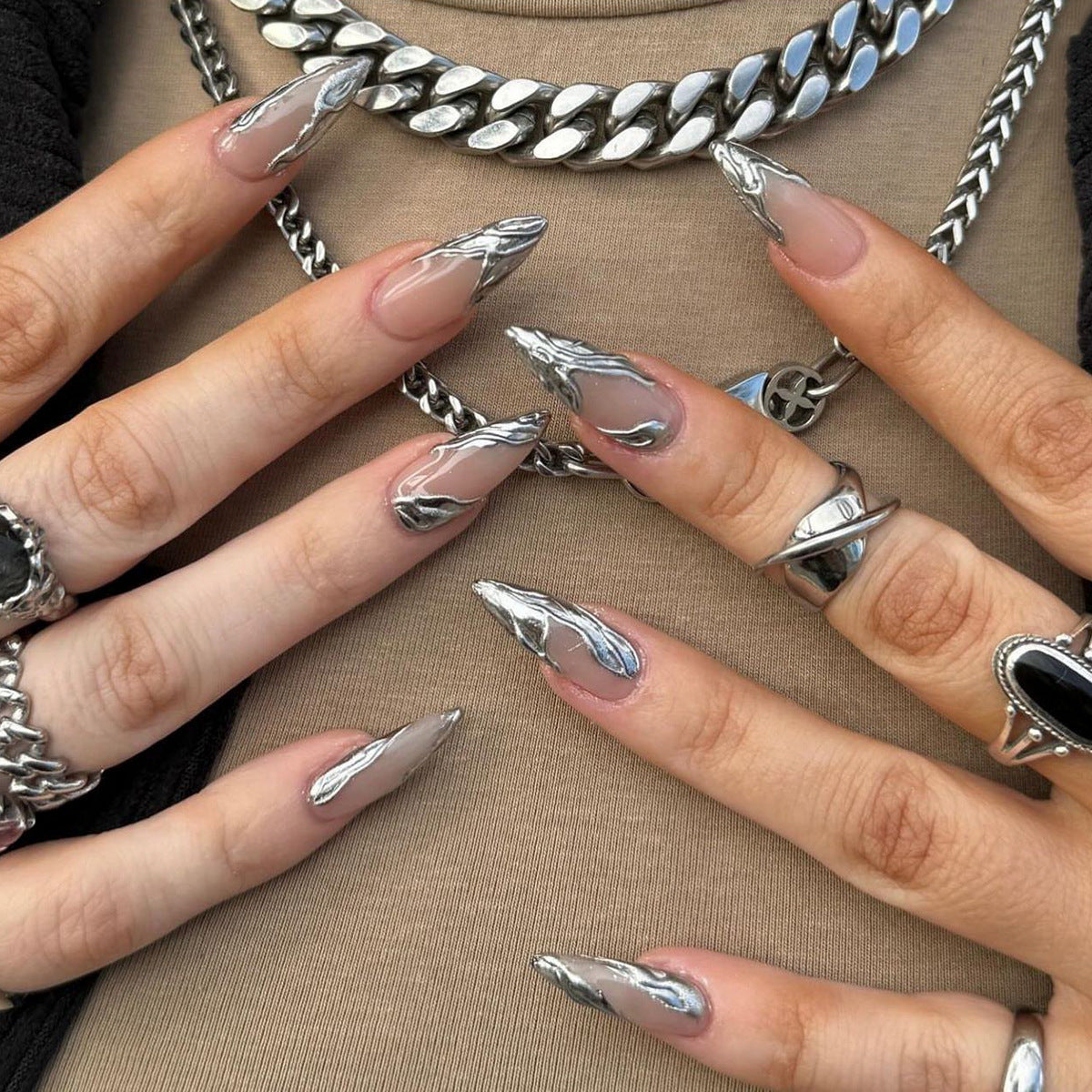 Kunstvolle Acryl-Stiletto-Nägel mit eleganten Metallic-Verzierungen Brehn