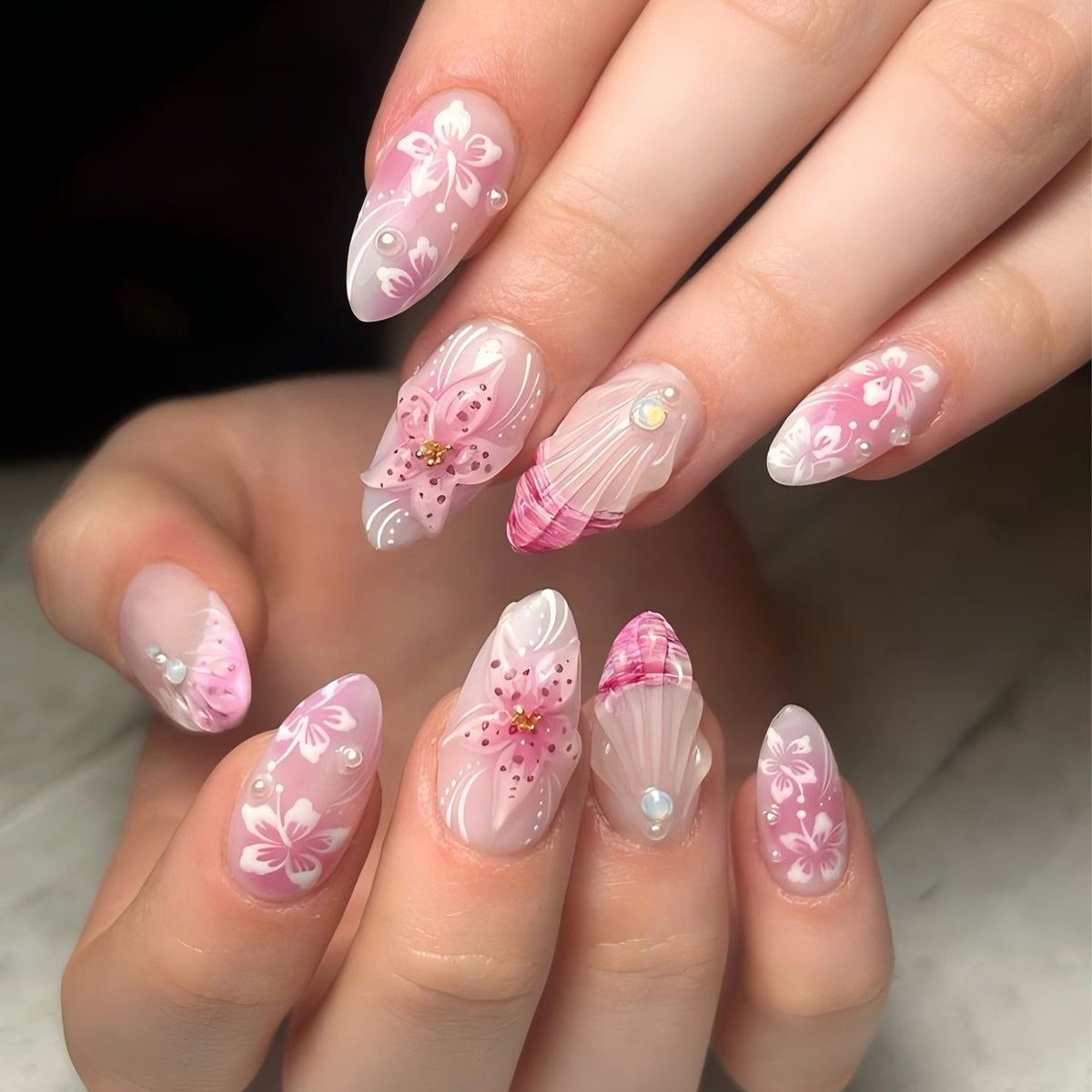 Kunstvolle Nagelverlängerungen mit floralen und glitzernden Akzenten Brehn