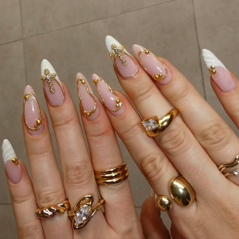 Kunstnagelset mit luxuriösen Goldverzierungen und eleganten Designs Brehn