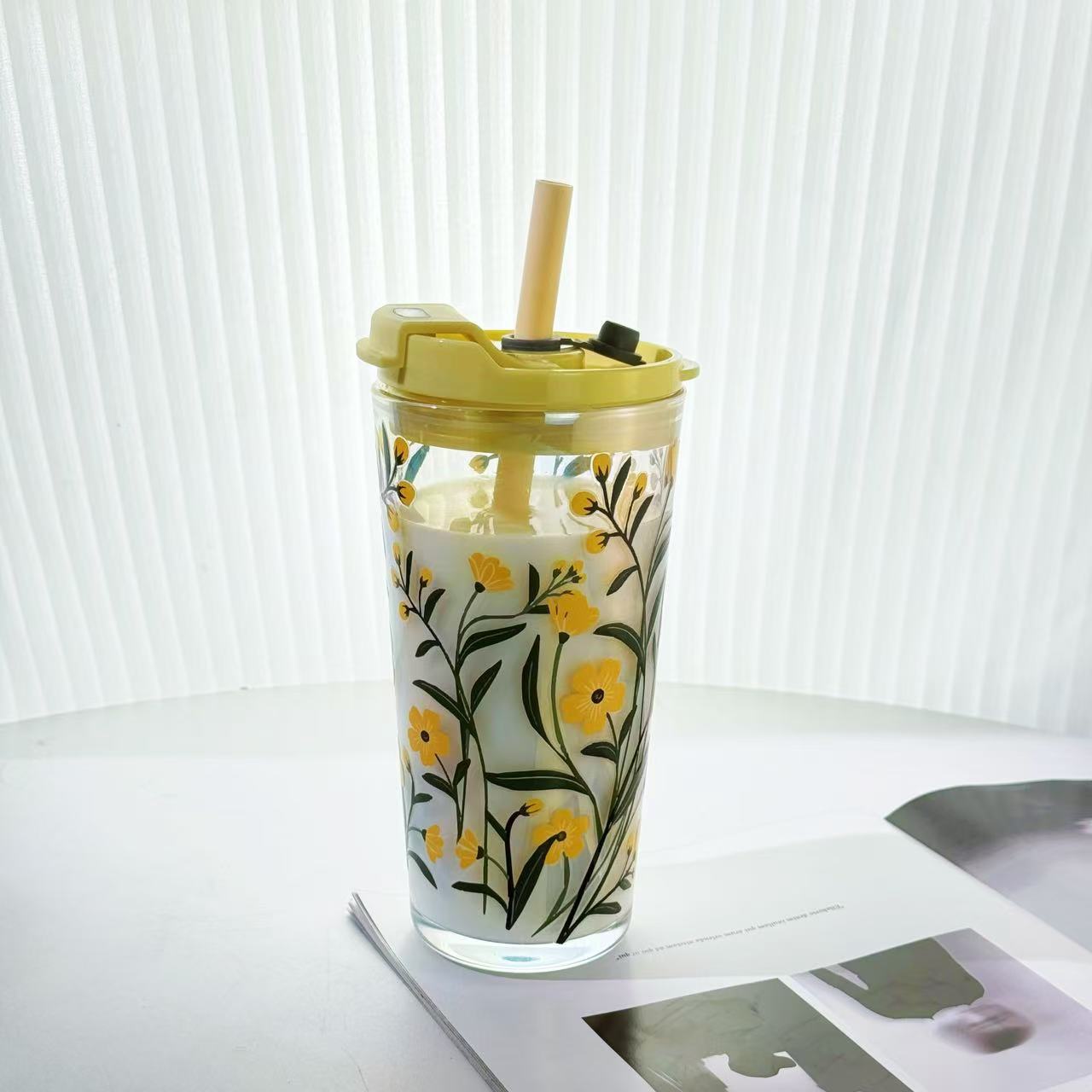 Damen Trinkbecher mit praktischer Silikonschutzhülle und dekorativen Blumenmotiven Brehn