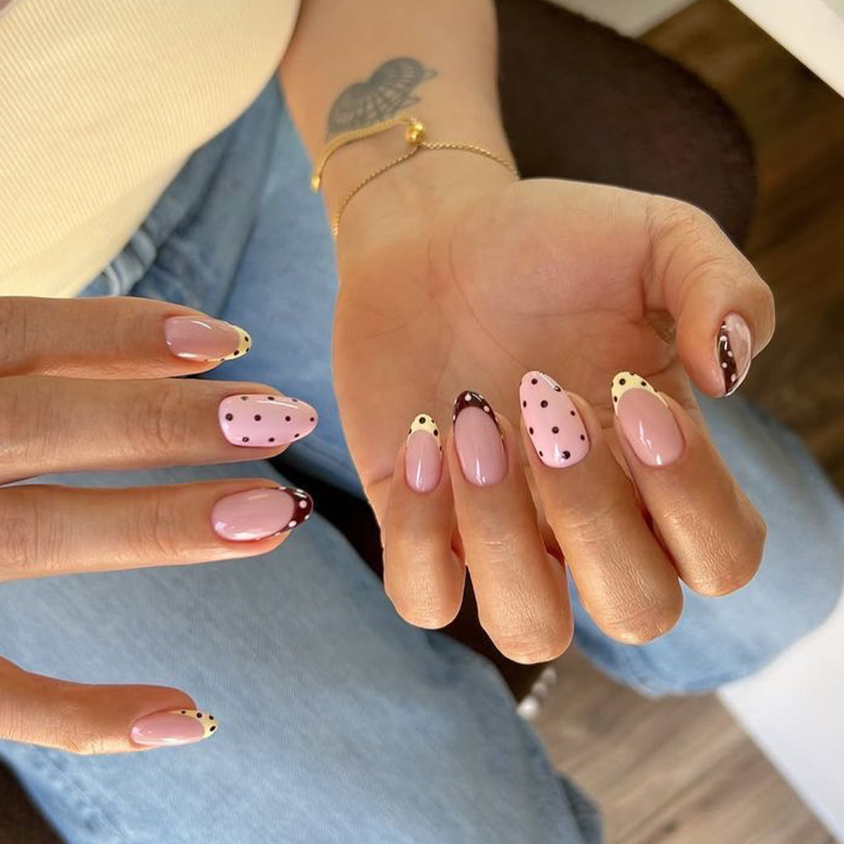 Künstliche Nagelkunst mit verspielten Punkten und Schleifen Brehn