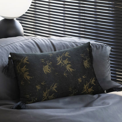 Quadratischer Samt-Kissenbezug mit reliefiertem Metallic‑Streifen und feiner Keder Brehn