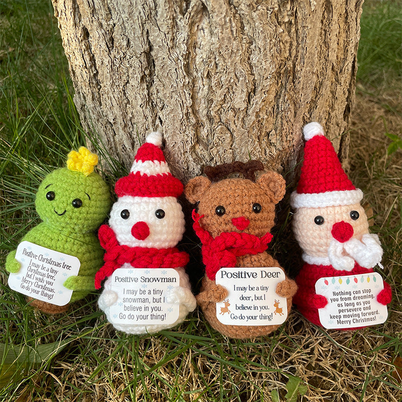 Plüschknuffel mit Weihnachtsmannhut und Schal