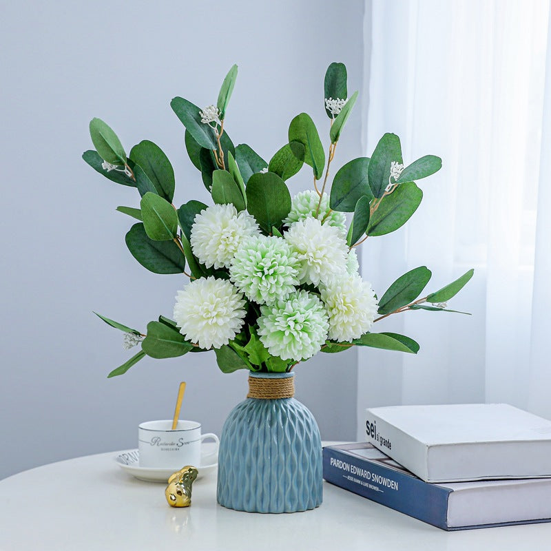 Lebensechte Blumenarrangement in dekorativer Vase