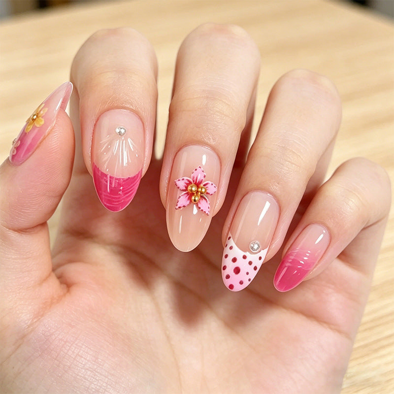 Kunstnagelset mit floralen und eleganten Verzierungen Brehn