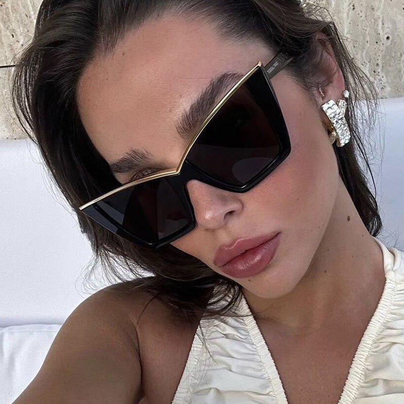 Damen extravagante Sonnenbrille mit einzigartigem Design und goldenen Akzenten Brehn