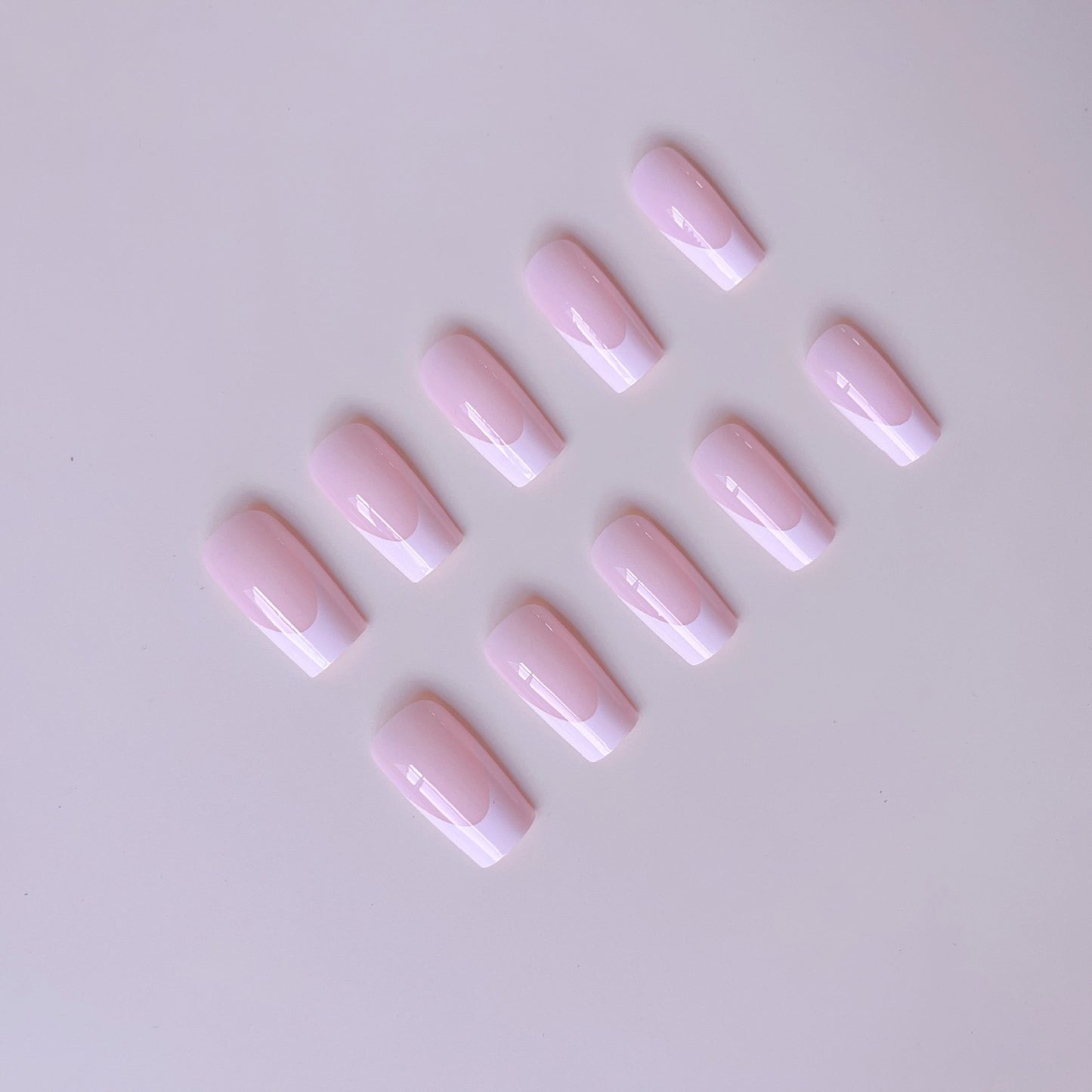 Kunstnagelset mit modernem French Design und revitalisierenden Akzenten Brehn