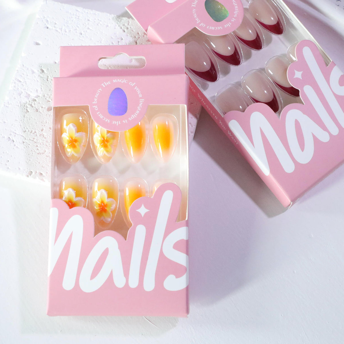 Kunstvolle Nagelverlängerungen mit zartem Ombre-Effekt und floralen Akzenten Brehn