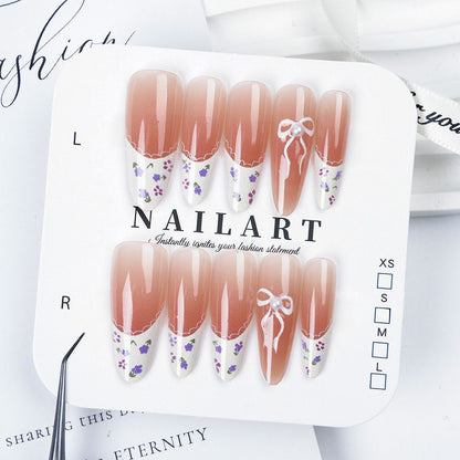 Dekorativer Press-On-Nagel-Set mit eleganten floralen und Edelstein-Akzenten Brehn