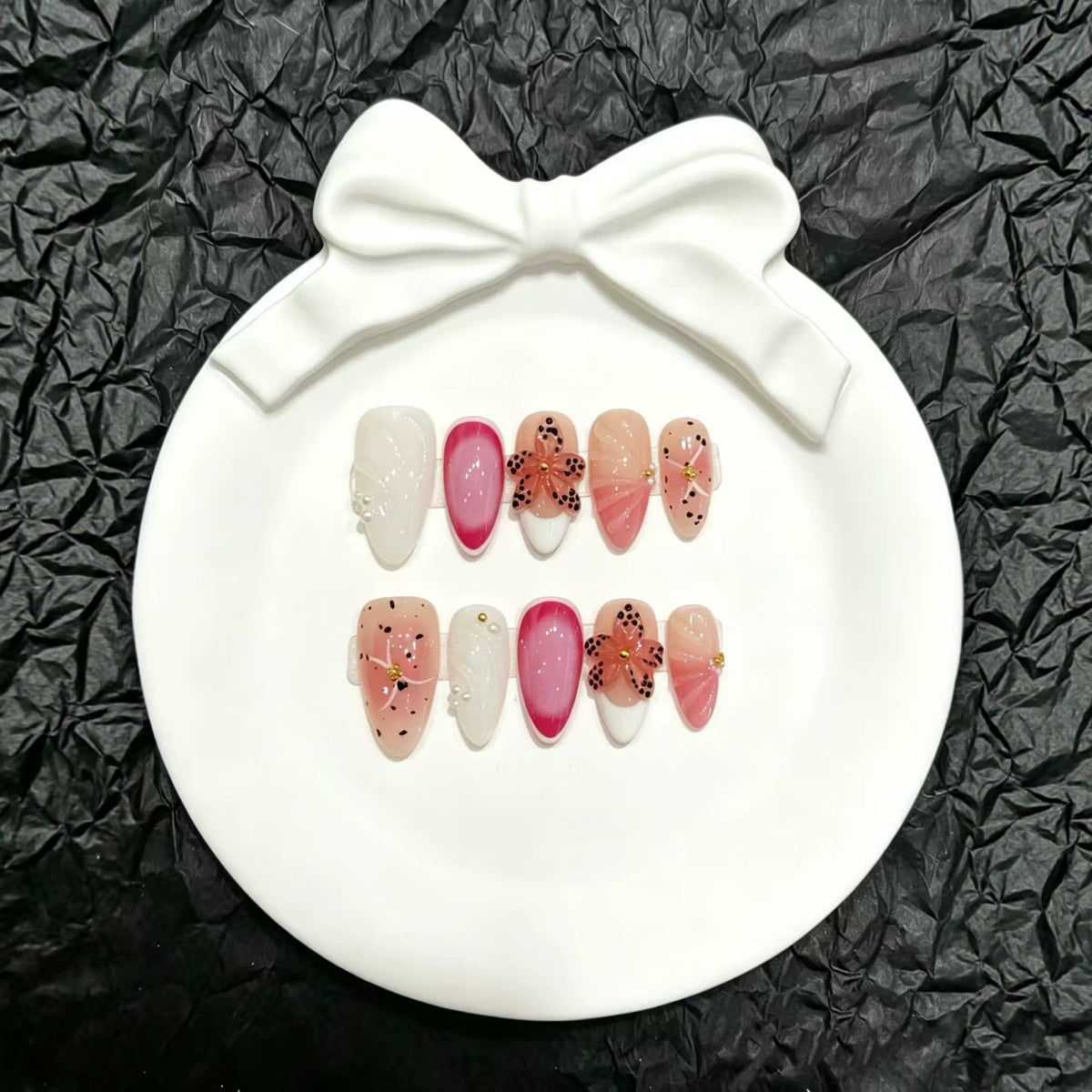 Dekoratives Press-On Nagelkunst-Set mit floralen und Edelstein-Akzenten  1791774491