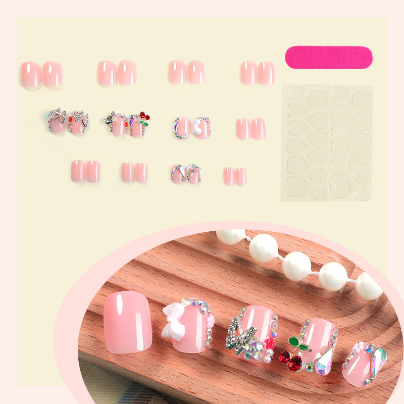 Kunstnagelset mit luxuriösen Akzenten Brehn