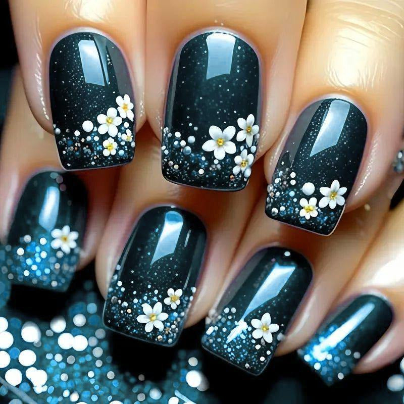 Kunstvolle Nagelspitzen mit Blütenmotiven Brehn