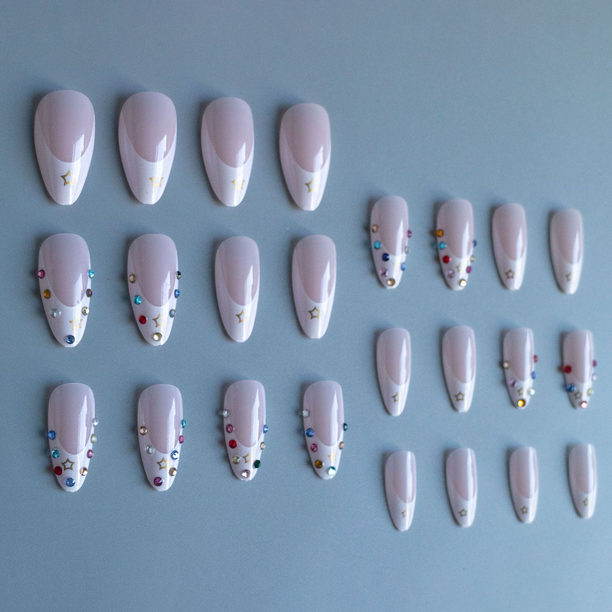 Elegantes Stiletto Nagelkunst Set mit Strassakzenten