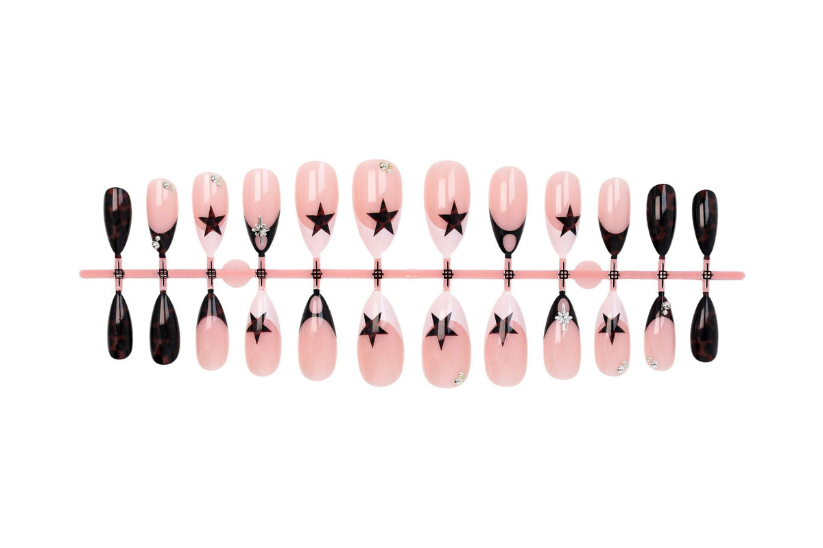 Kunstnagelset mit kreativen Sternenmotiven und Glitzerakzenten Brehn