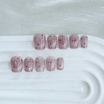 Künstlerisches Press-On-Nagelset mit verspielten Punkten