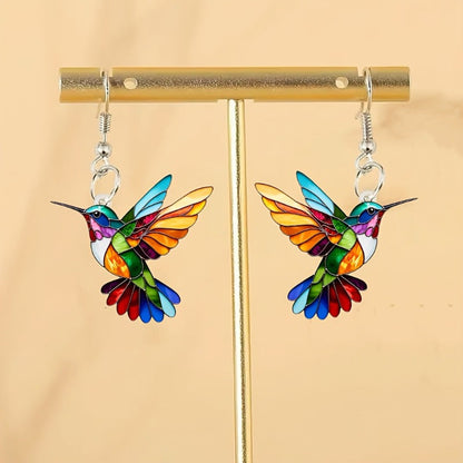 Bunte Kolibri Ohrringe – Fröhlicher Hängeschmuck mit fliegendem Vogel | Brehn