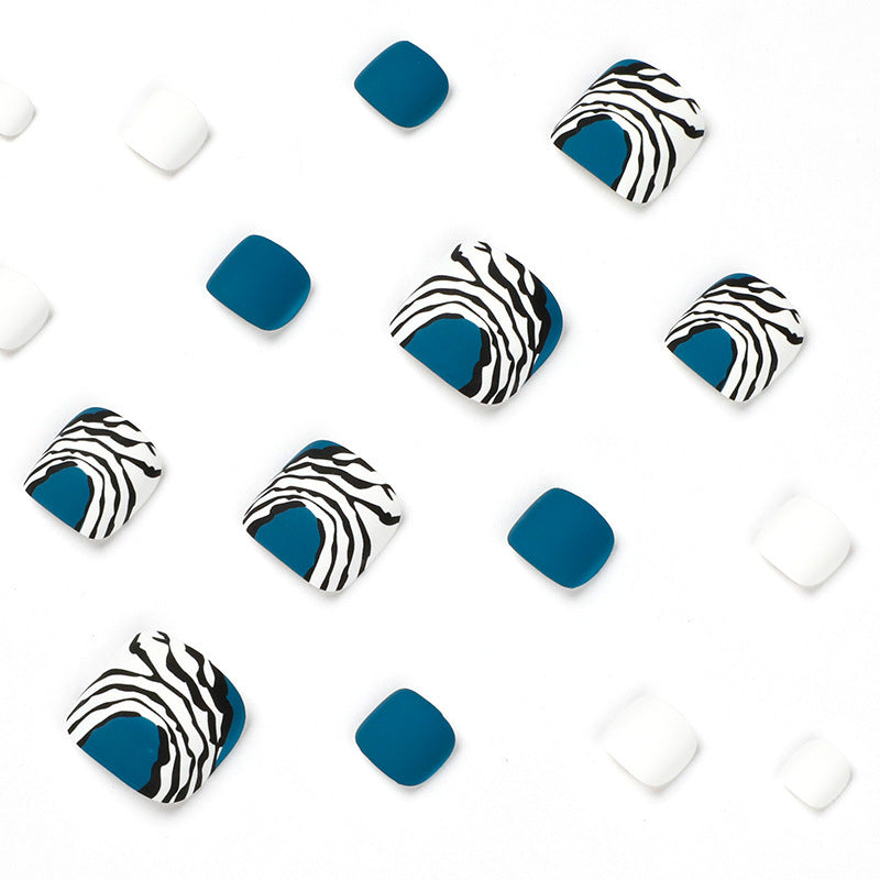 Kunstvolle Fußnagelgestaltung im modernen Zebra-Design Brehn