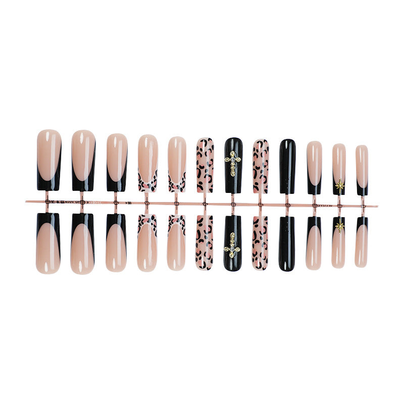 Kunstnagelset mit ästhetischen Akzenten und eleganten Designs Brehn