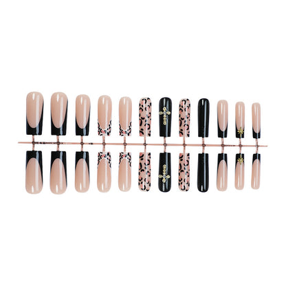 Kunstnagelset mit ästhetischen Akzenten und eleganten Designs Brehn