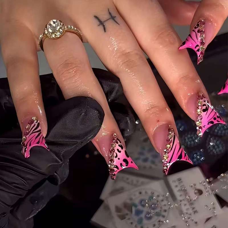 Künstlerisches Stiletto Press-On Nagel-Set mit Tierdruck-Akzenten Brehn