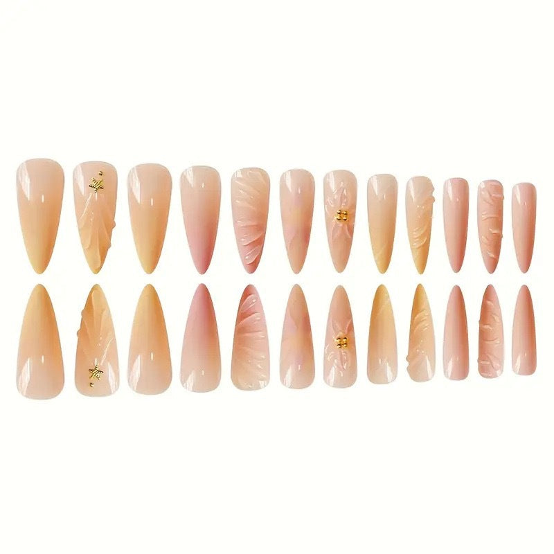 Künstlerische florale 3D-Nagelverzierung Brehn