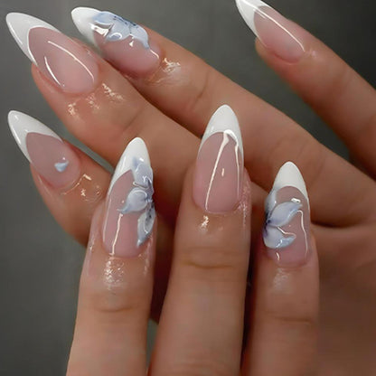 Kunstnagelset mit eleganten, blauen Blütenmotiven Brehn