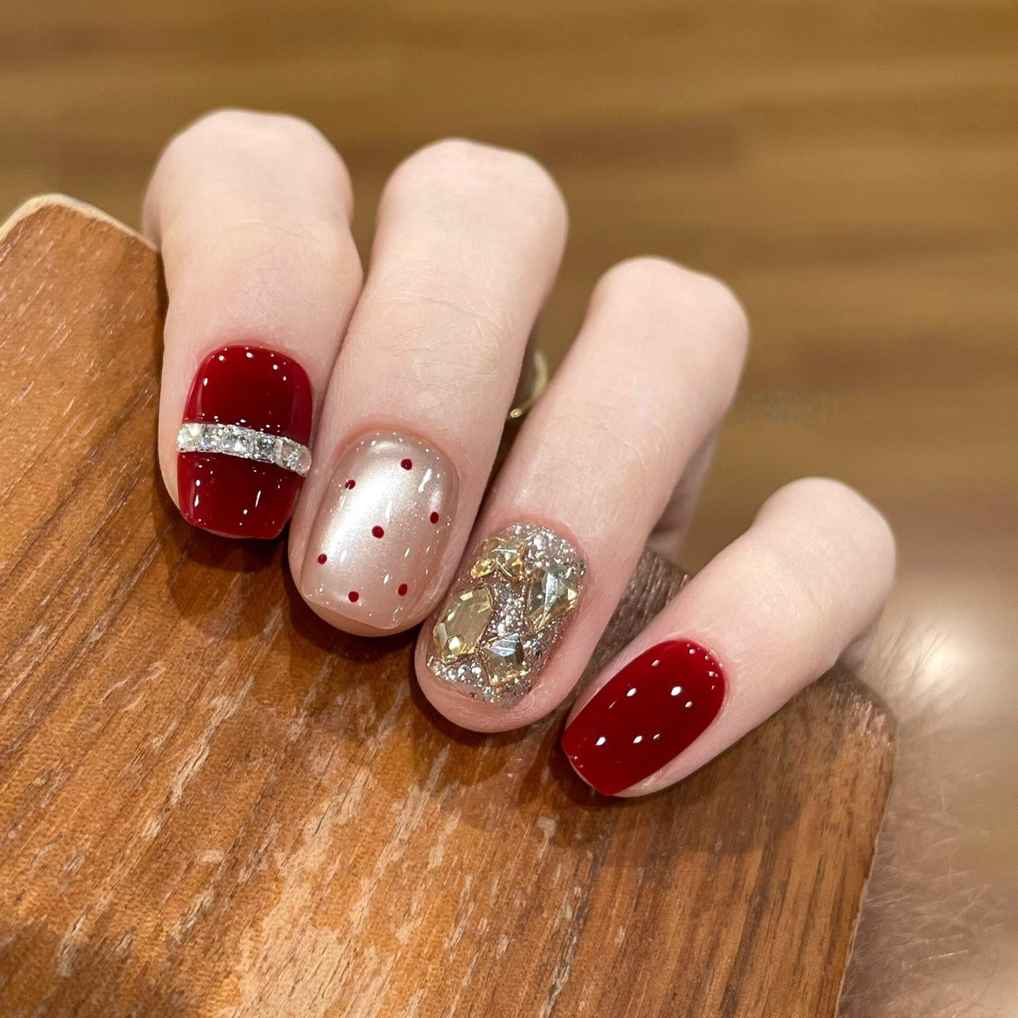 Glamouröse Kunstnägel mit Funkelndem Strass Brehn