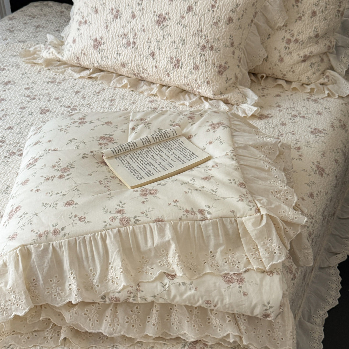 Gesteppte Tagesdecke mit Lochstickerei-Volant und zartem Blumenprint