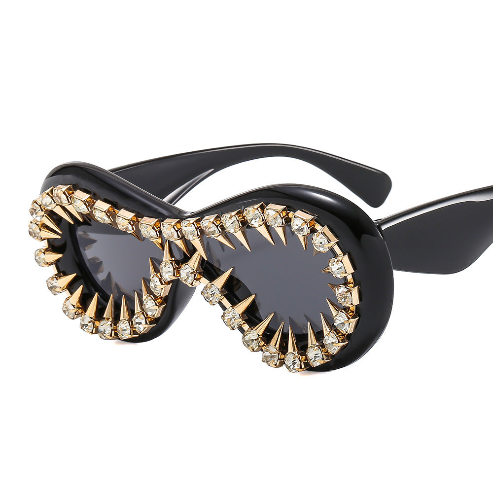 Damen modische Sonnenbrille mit extravaganten Spikes und Kristallverzierung Brehn