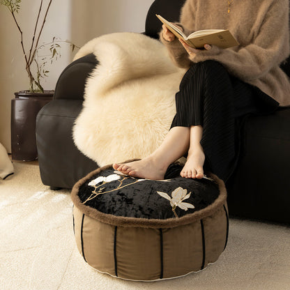 Runder gestickter Samt-Bodensitzpouf mit Kunstfell‑Borte und Griff Brehn