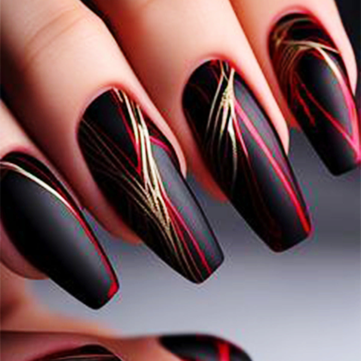 Stylische Stiletto Druck-Nägel mit abstraktem Design Brehn