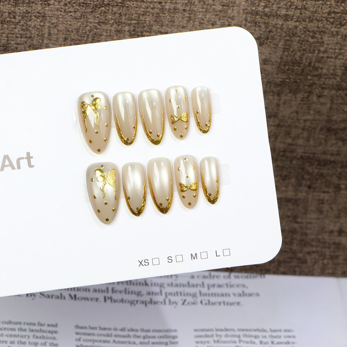 Elegante Press-On-Nagelkunst mit goldenen Schleifenzubehör Brehn