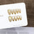 Elegante Press-On-Nagelkunst mit goldenen Schleifenzubehör Brehn