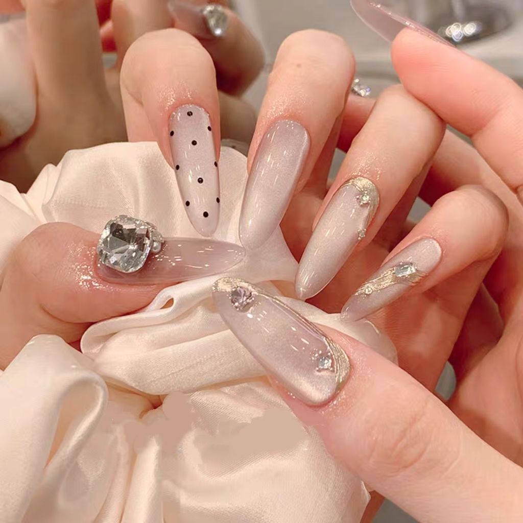 Dekorative Stiletto Nagel Kunstverlängerungen mit Strassakzenten