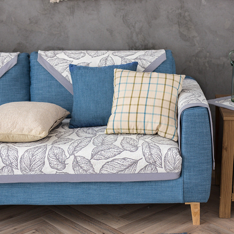 Universelle Sofa-Schutzauflage für Dreisitzer mit Blätter-Print, rutschfester Unterseite und separaten Armlehnenbezügen Brehn