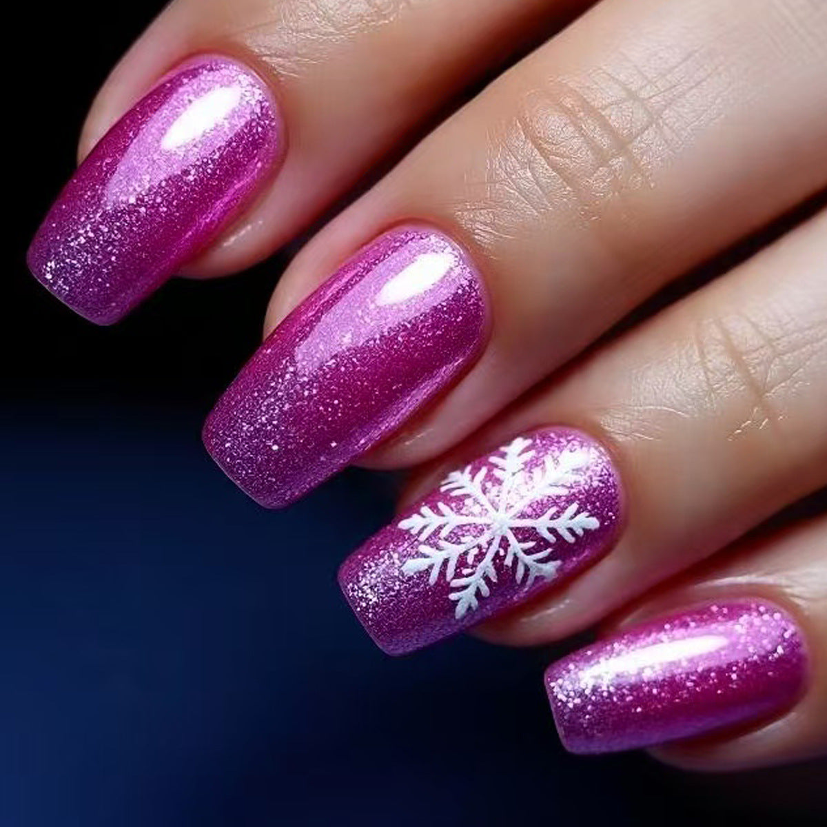 Glitzernde Kunstnägel mit Winterlichem Schneeflocken-Design Brehn