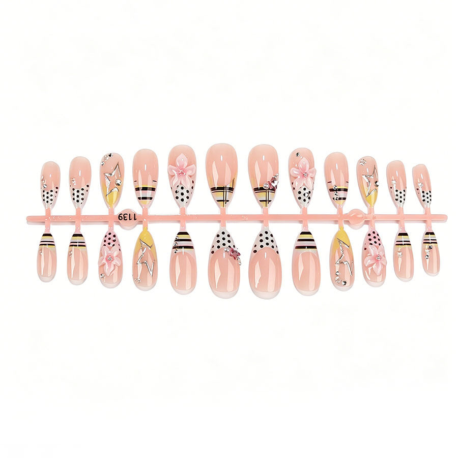 Kunstnagelset mit stilvollen floralen Akzenten und Glitzerdetails Brehn