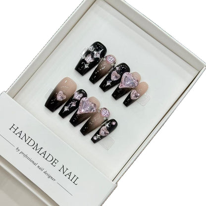 Dekoratives Press-On Nagelkunst-Set mit Herz- und Steinakzenten