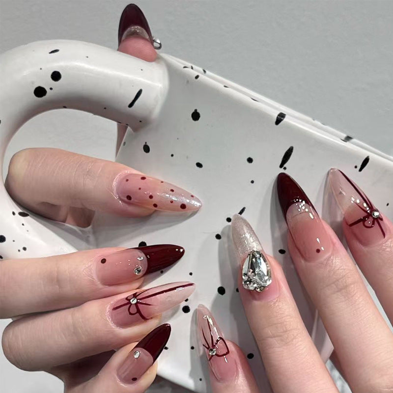 Kunstnagelset mit eleganten Schleifen- und Glitzer-Details Brehn