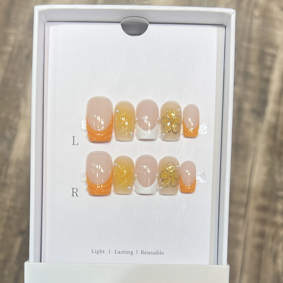 Elegante Stiletto Press-On Nagelset mit floralen Akzenten Brehn