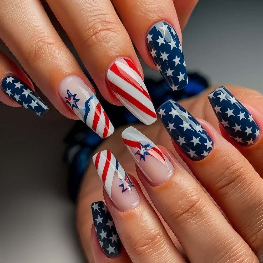 Kunstvolle Nagelspitzen im patriotischen Design Brehn