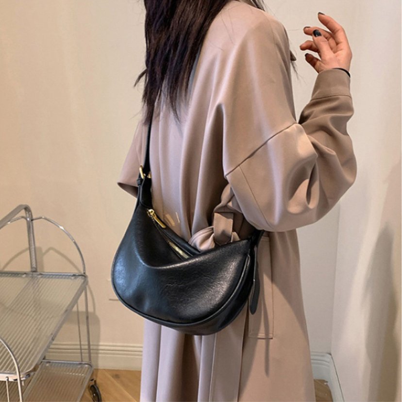 Sleek Mondförmige Umhängetasche Brehn