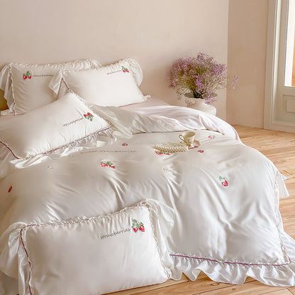 Romantisches Satin-Bettwäsche-Set mit Erdbeer-Stickerei und Volant