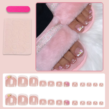 Kunstnagelset mit zarten Blütenverzierungen und eleganten Spitzen Brehn