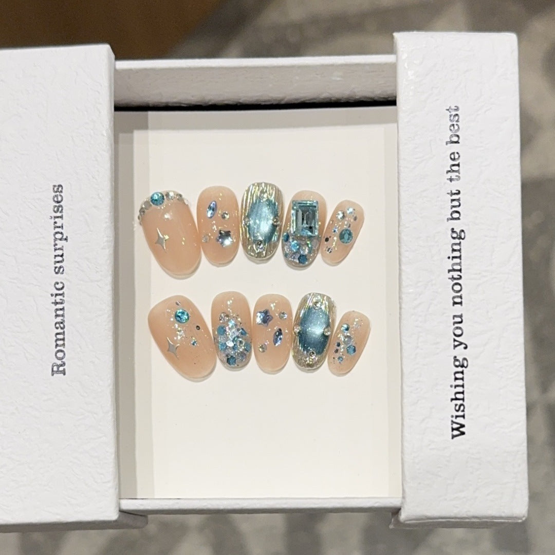 Glamouröse Kunstnagelspitzen mit Geschmücktem Design Brehn