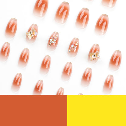 Kunstvolle Nagelverlängerungen mit filigranen Blumen- und Glitzerdetails Brehn