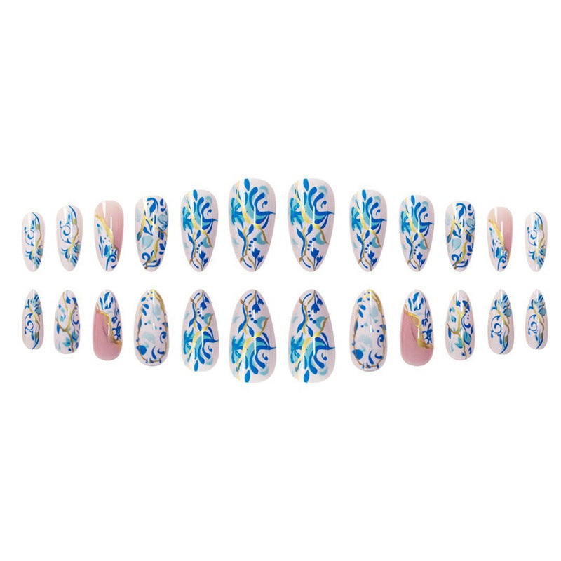 Künstlerisches florales Press-On-Nageldesign mit goldenen Akzenten Brehn