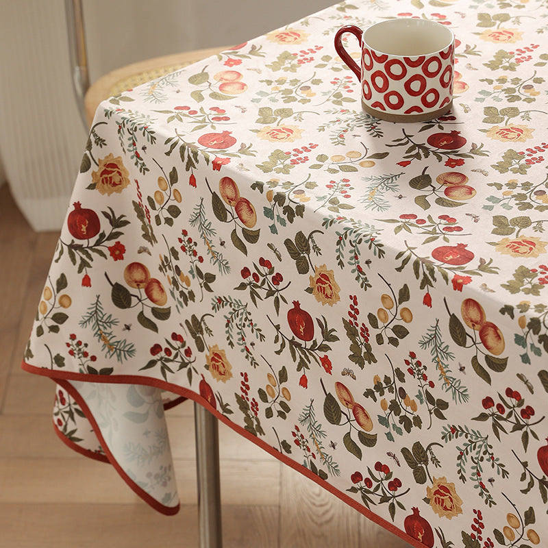 Beschichtete Tischdecke im Landhausstil mit botanischem Print und feinem Saum Brehn